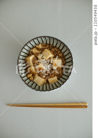 器に盛り付けた和風の麻婆豆腐 110549438