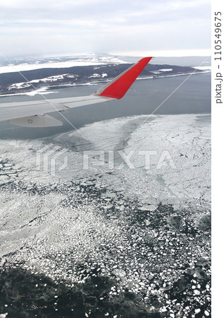 オホーツク海流氷　流氷遊覧フライト　流氷遊覧飛行　流氷ウォッチング 110549675