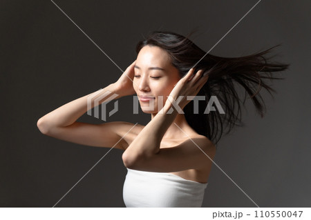 髪をかきあげる女性　ヘアケア　美容 110550047
