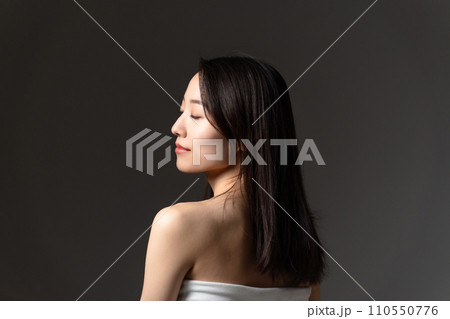 アジアンビューティー　振り向く女性　スキンケア 110550776