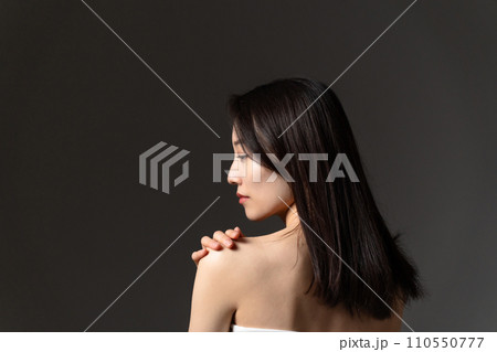 アジアンビューティー　振り向く女性　スキンケア 110550777