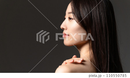 アジアンビューティー　振り向く女性　スキンケア 110550785