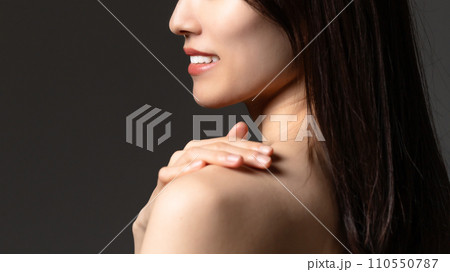 アジアンビューティー　振り向く女性　スキンケア 110550787