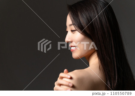 アジアンビューティー　振り向く女性　スキンケア 110550789