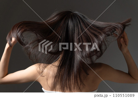 髪をかき上げる女性 110551089