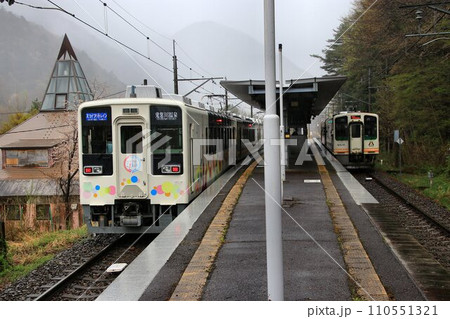 雨の【上三依塩原温泉口】駅にて『スカイツリートレイン』と『会津マウントエキスプレス』 雨の【上三依塩原温泉口】駅にて『スカイツリートレイン』と『会津マウントエキスプレス』 110551321