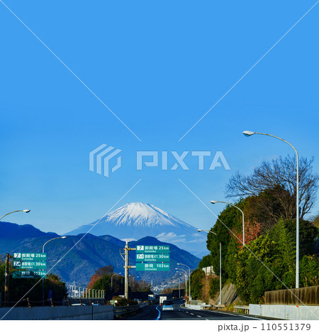 東名高速道路 の 御殿場 足柄 エリア は 富士山 が見える 【 高速道路 の イメージ 】 東名高速道路 の 御殿場 足柄 エリア は 富士山 が見える 【 高速道路 の イメージ 】 110551379