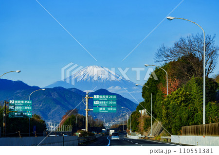 東名高速道路 の 御殿場 足柄 エリア は 富士山 が見える 【 高速道路 の イメージ 】 東名高速道路 の 御殿場 足柄 エリア は 富士山 が見える 【 高速道路 の イメージ 】 110551381