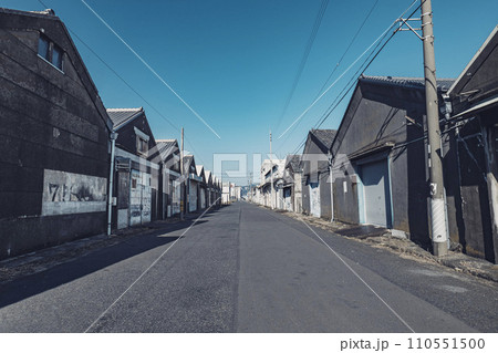 レトロな倉庫が並ぶ道 レトロな倉庫が並ぶ道 110551500