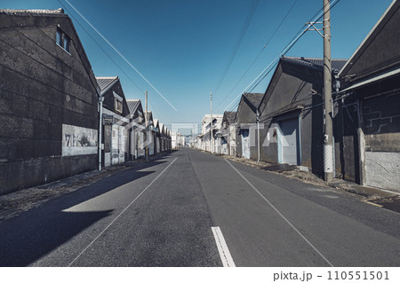 レトロな倉庫が並ぶ道 レトロな倉庫が並ぶ道 110551501