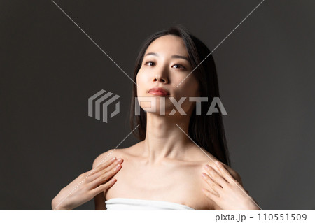 女性のデコルテ 110551509