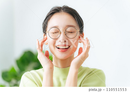 メガネをかける女性 110551553