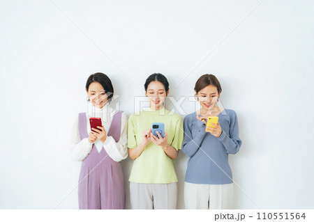 スマホを見るミドル女性グループ 110551564