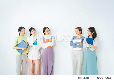 仲の悪いミドル女性のグループ 仲の悪いミドル女性のグループ 110551568