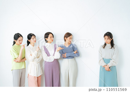 仲間はずれにする女性グループ 110551569