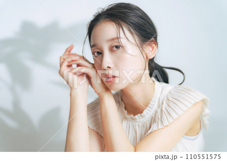 ナチュラルメイクの女性の美容イメージ 110551575