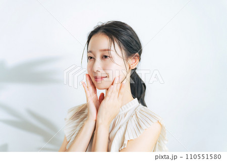 ナチュラルメイクの女性の美容イメージ 110551580