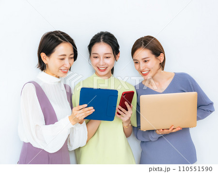 タブレットやスマホを見ながら会話する女性グループ タブレットやスマホを見ながら会話する女性グループ 110551590