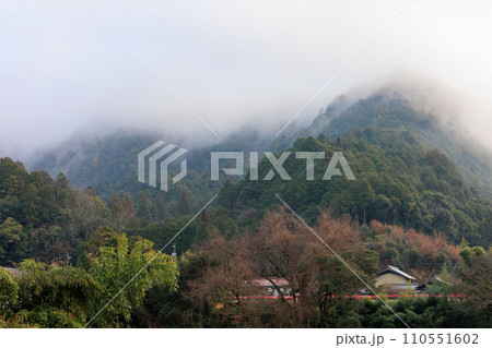 霧に包まれる山々 霧に包まれる山々 110551602