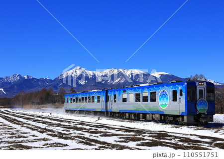 八ヶ岳と雪化粧した野辺山高原を行くHighRail1375 110551751