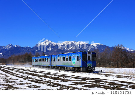 八ヶ岳と雪化粧した野辺山高原を行くHighRail1375 110551752