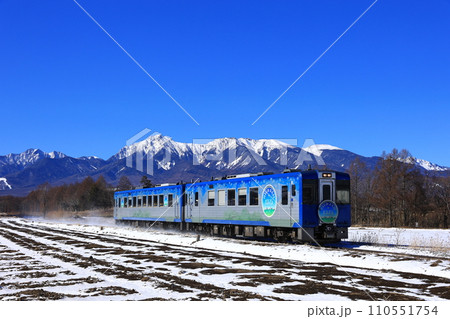 八ヶ岳と雪化粧した野辺山高原を行くHighRail1375 110551754