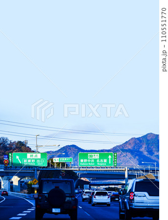 東名高速道路 の 秦野中井 の 上り線 は 有名 な 渋滞 ポイント 【 道路渋滞 の イメージ 】 110551770