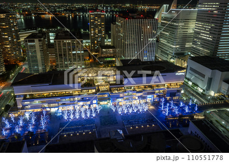 横浜 みなとみらい駅 周辺の夜景 上空から (2024年1月) 横浜 みなとみらい駅 周辺の夜景 上空から (2024年1月) 110551778