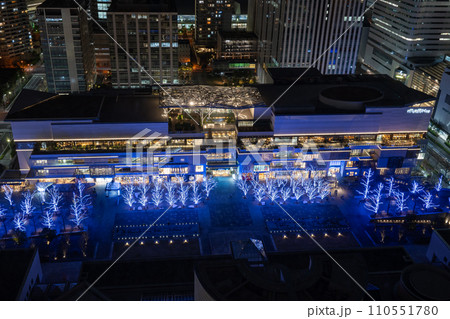 横浜 みなとみらい駅 周辺の夜景 上空から (2024年1月） 110551780