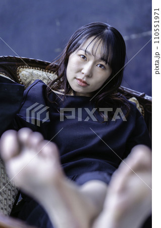 黒ワンピースのクールな若い女性 黒ワンピースのクールな若い女性 110551971
