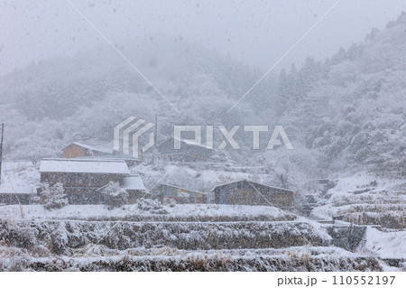 雪降る田舎町 110552197