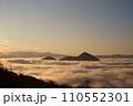 朝日が照らす雲海に浮かぶ中島 110552301