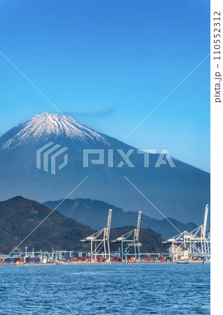 静岡県にある清水港から見た冬の富士山, 静岡県にある清水港から見た冬の富士山, 110552312