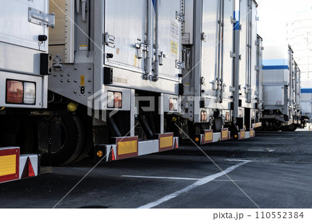 並んでいる日本の大型トラック 並んでいる日本の大型トラック 110552384