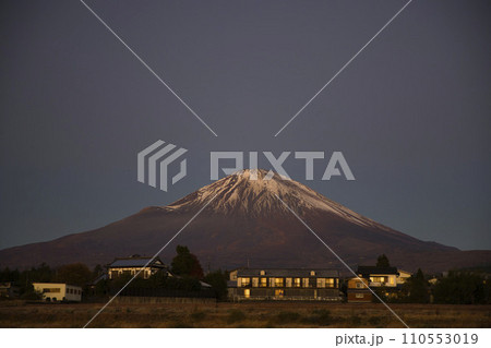 朝焼けに染まる富嶽3（横構図） 110553019