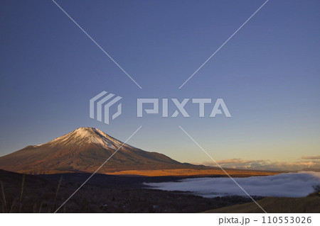 明神峠から望む富士山と霧にむせぶ山中湖3 110553026