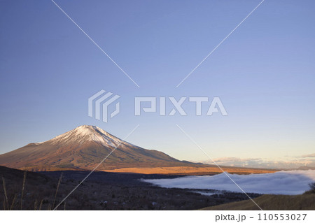 明神峠から望む富士山と霧にむせぶ山中湖4 110553027