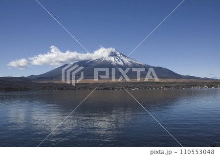 山中湖から望む富士山6 110553048
