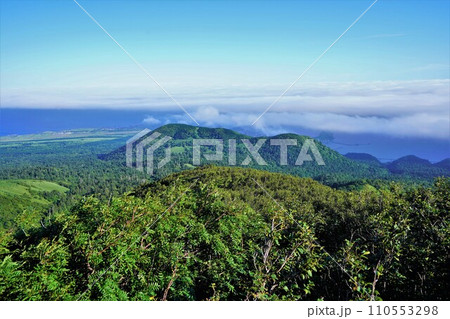利尻山6合目からのポン山と小ポン山 利尻山6合目からのポン山と小ポン山 110553298