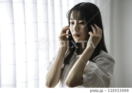 アンニュイな雰囲気のクールな女性 アンニュイな雰囲気のクールな女性 110553999