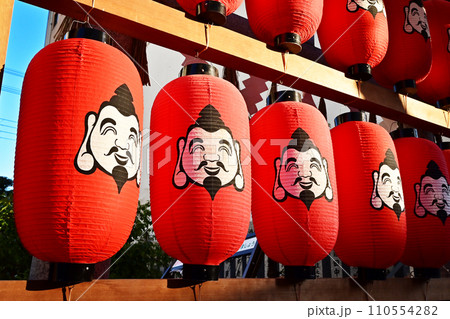 十日戎の風景　えべっさん　大阪今宮戎神社　商売繁盛の神様　恵比寿様　イメージ素材 110554282
