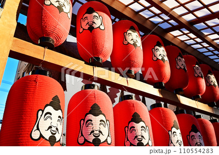十日戎の風景　えべっさん　大阪今宮戎神社　商売繁盛の神様　恵比寿様　イメージ素材 110554283