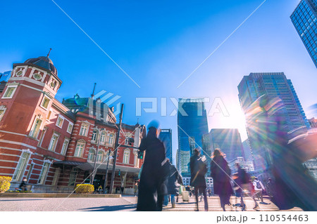 日本の東京都市景観 東京駅丸の内北口から東京駅赤レンガ駅舎などを望む…希望の光…＝令和6年1月14日 110554463