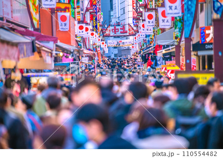 日本の東京都市景観 年の瀬・賑わうアメ横と並行する上中…新年に希望の光を…=令和5年12月29日 日本の東京都市景観 年の瀬・賑わうアメ横と並行する上中…新年に希望の光を…=令和5年12月29日 110554482