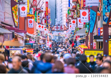 日本の東京都市景観 年の瀬・賑わうアメ横と並行する上中…新年に希望の光を…＝令和5年12月29日 110554483
