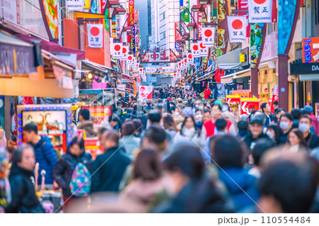 日本の東京都市景観 年の瀬・賑わうアメ横と並行する上中…新年に希望の光を…=令和5年12月29日 日本の東京都市景観 年の瀬・賑わうアメ横と並行する上中…新年に希望の光を…=令和5年12月29日 110554484