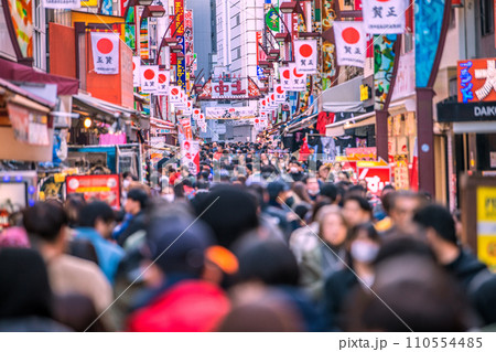 日本の東京都市景観 年の瀬・賑わうアメ横と並行する上中…新年に希望の光を…＝令和5年12月29日 110554485