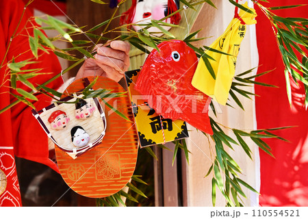 縁起物の福笹　えべっさん　大阪今宮戎神社　商売繁盛の神様　十日戎の風景　御神徳飾り　イメージ素材 110554521