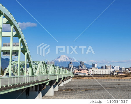 静岡県静岡市の中心街の街並みと富士山 静岡県静岡市の中心街の街並みと富士山 110554537