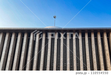 インドネシアのジャカルタのイスティクラルの壁とイスラム教のシンボル インドネシアのジャカルタのイスティクラルの壁とイスラム教のシンボル 110554550